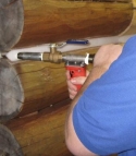 Герметик для деревянного дома наносится с помощью помпы или монтажного пистолета